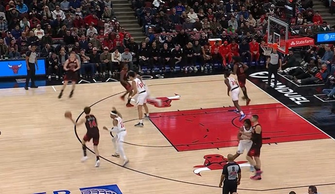 投子认负？末节初段快船落后近20分 哈登等首发五人全部被换下场